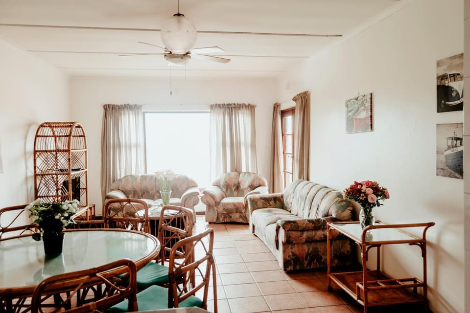 Living room, Photo of the whole room, Seating area, Dining area, fireplace