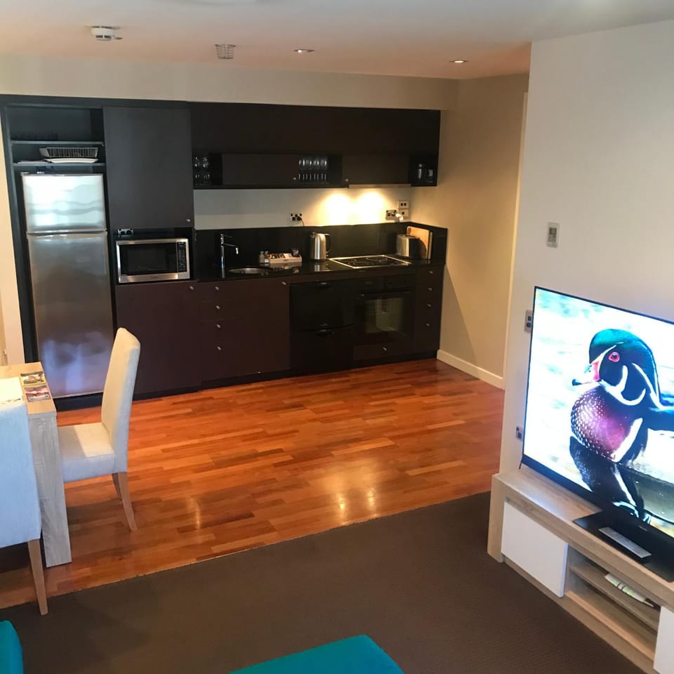 Coffee/tea facilities, Dining area, oven, stove, toaster