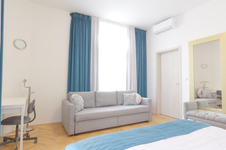 Bed, Photo of the whole room, Seating area, Bedroom, air conditioner