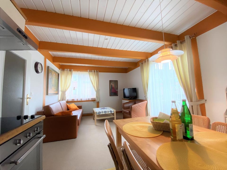 TV and multimedia, Living room, Seating area, Dining area, Drinks