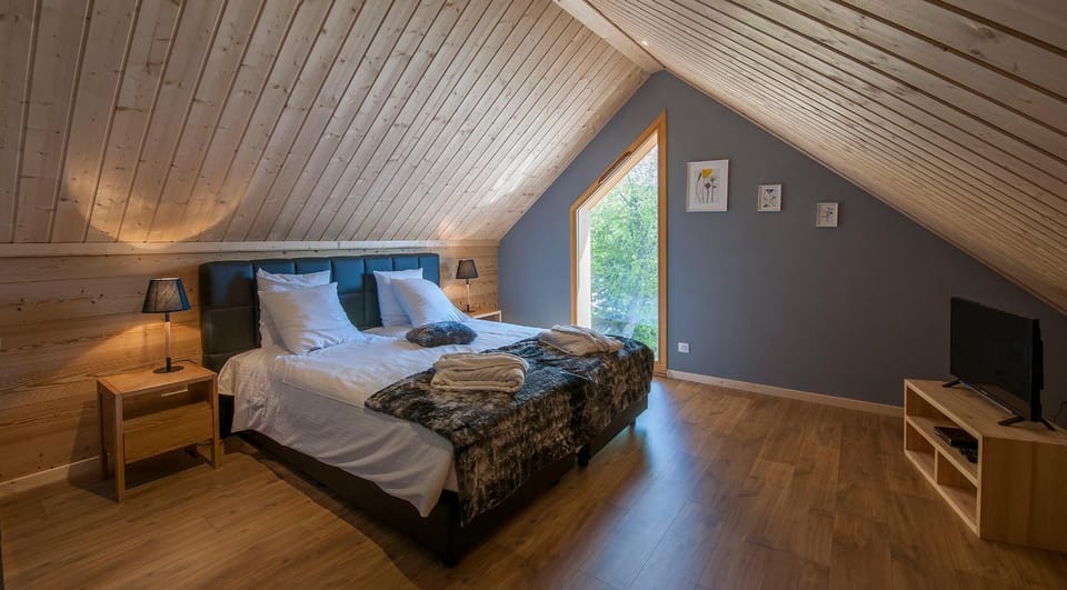 Bed, Photo of the whole room, Bedroom, towels