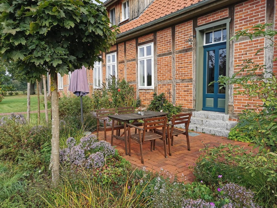 Property building, Spring, Garden, Balcony/Terrace, Balcony/Terrace, Dining area