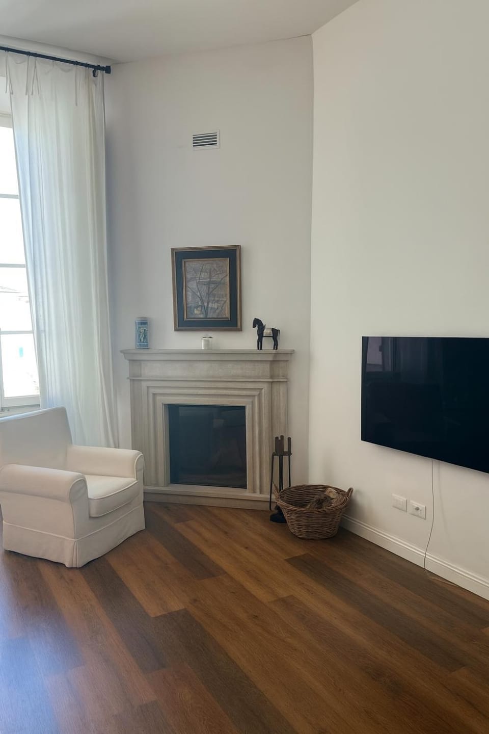 Lounge or bar, fireplace