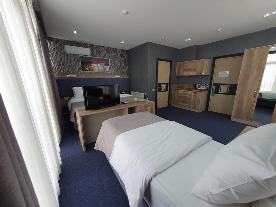 Bed, TV and multimedia, Photo of the whole room, minibar