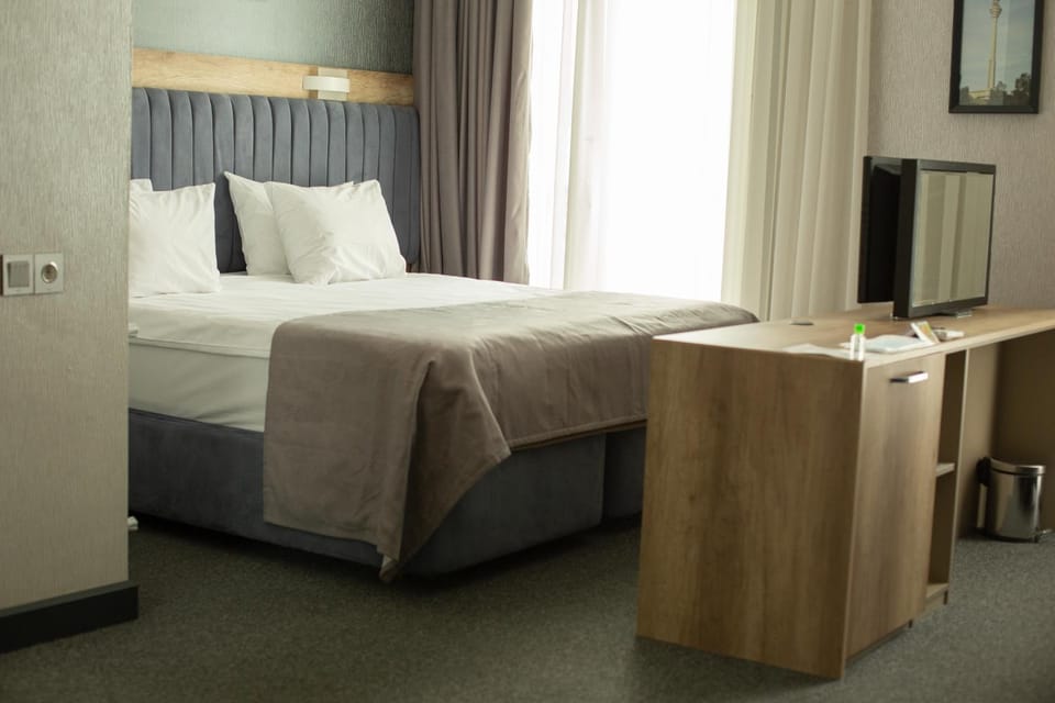 Bed, TV and multimedia, Photo of the whole room, Bedroom