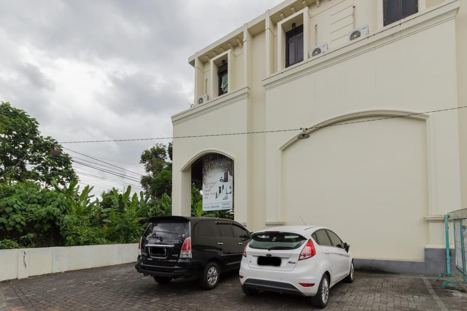 Facade/entrance, Area and facilities