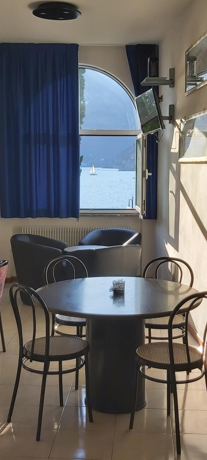 Communal lounge/ TV room, Lounge or bar, Lake view