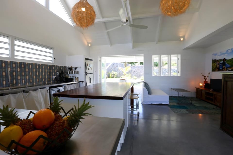 TV and multimedia, Kitchen or kitchenette, Living room, Seating area, Dining area
