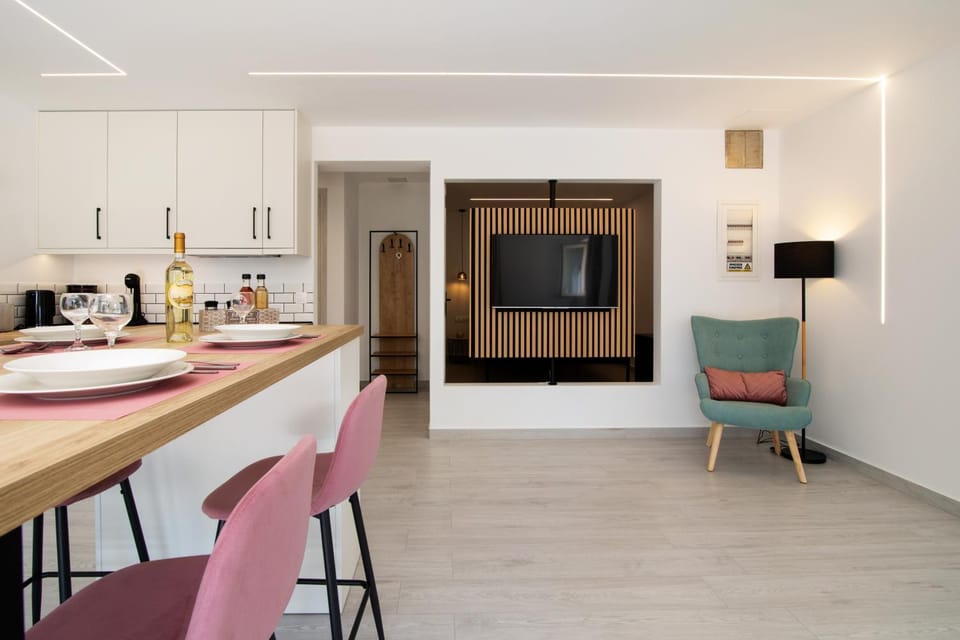 Kitchen or kitchenette, Living room, Seating area, Dining area