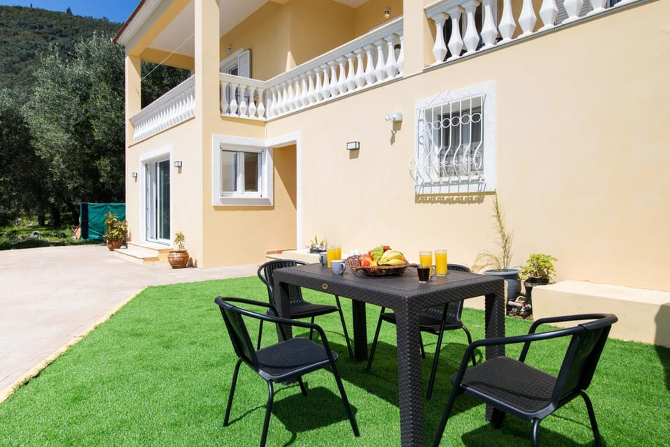 Property building, Natural landscape, Balcony/Terrace, Seating area, Dining area