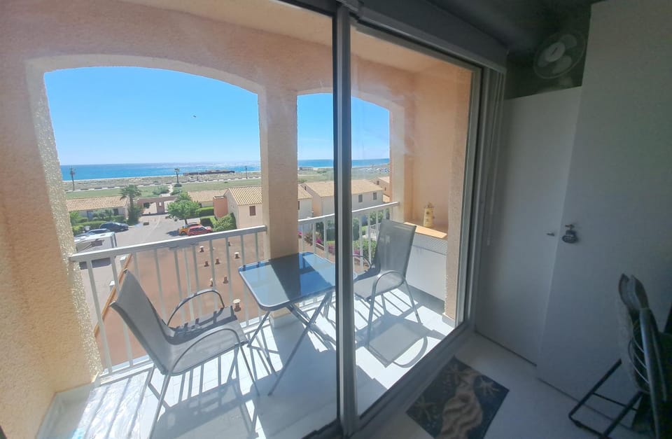 Barcarès piscine parking en face plage principale joli studio rénové libre 21 août à fin septembre Apartment in Le Barcarès