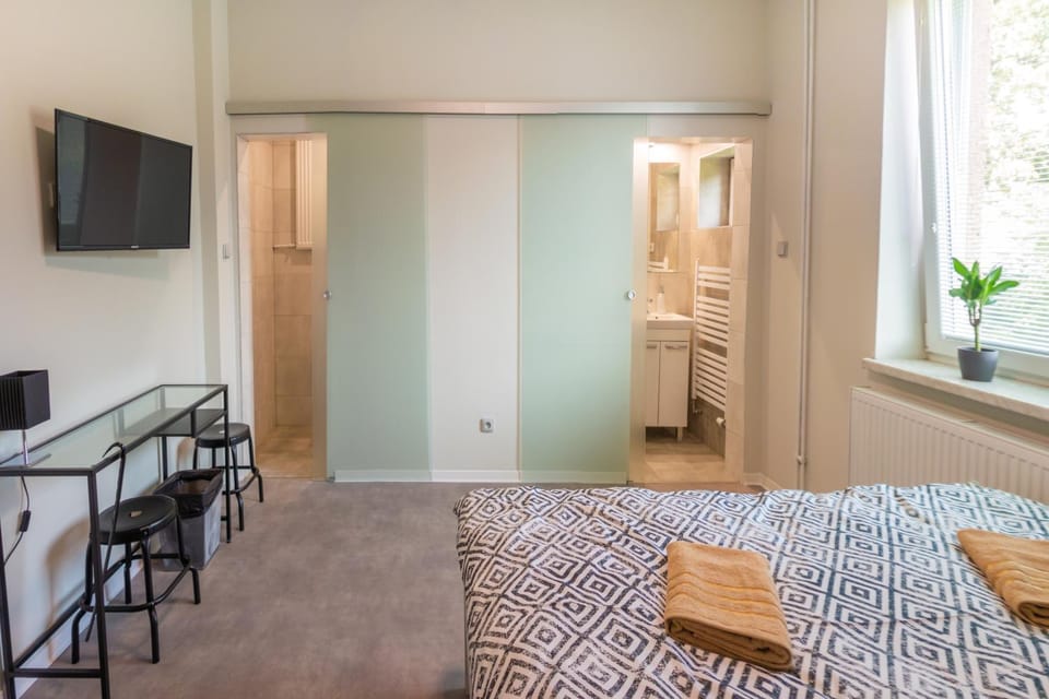 Bed, TV and multimedia, Photo of the whole room, Seating area, Bedroom