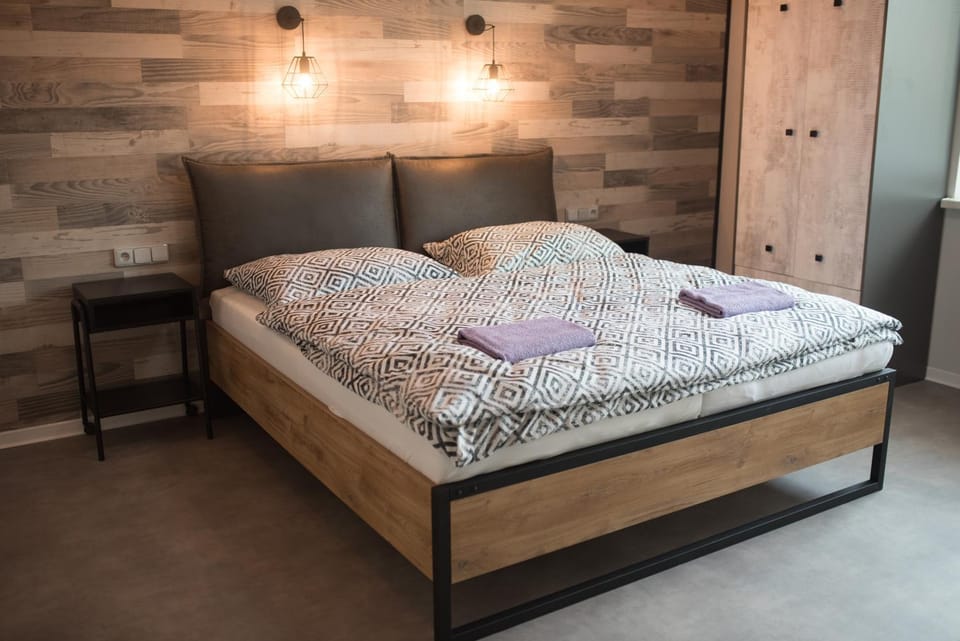 Bed, Photo of the whole room, Bedroom, towels