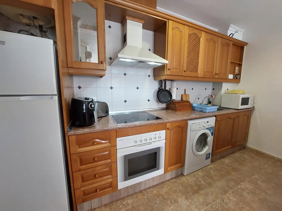 Kitchen or kitchenette, oven, washing machine