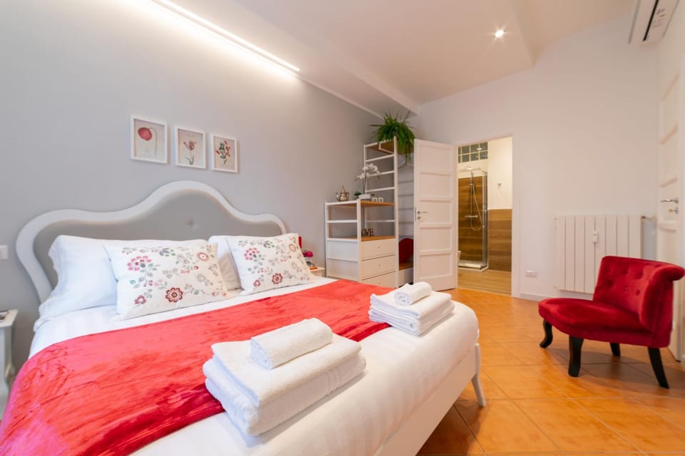 Bed, Bathroom, Photo of the whole room, Bedroom