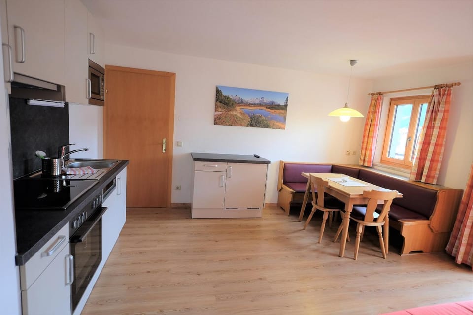 Kitchen or kitchenette, Dining area, Communal kitchen