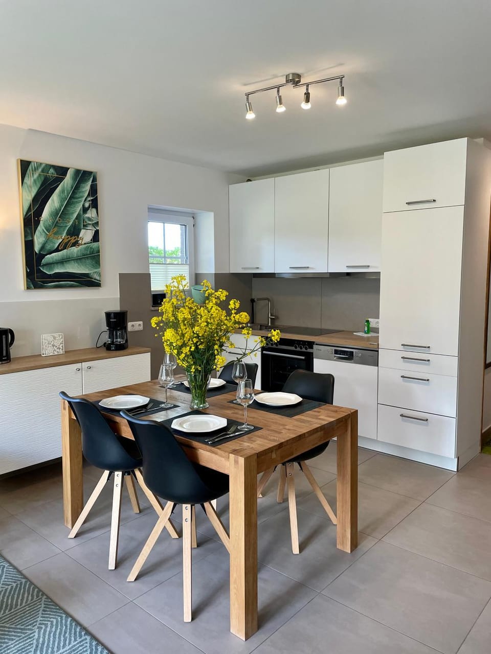 Kitchen or kitchenette, Dining area