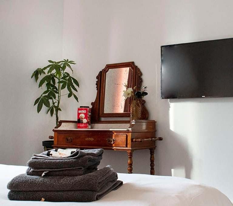 Chic City Retreat, Steps to Beach Apartment in Ostend