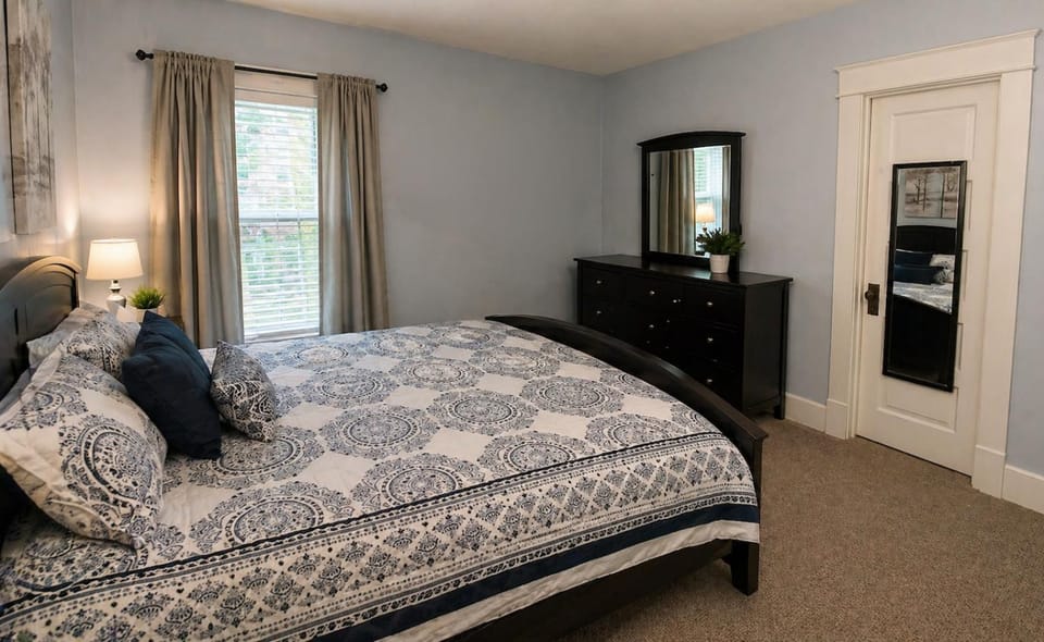 Bed, Photo of the whole room, Bedroom