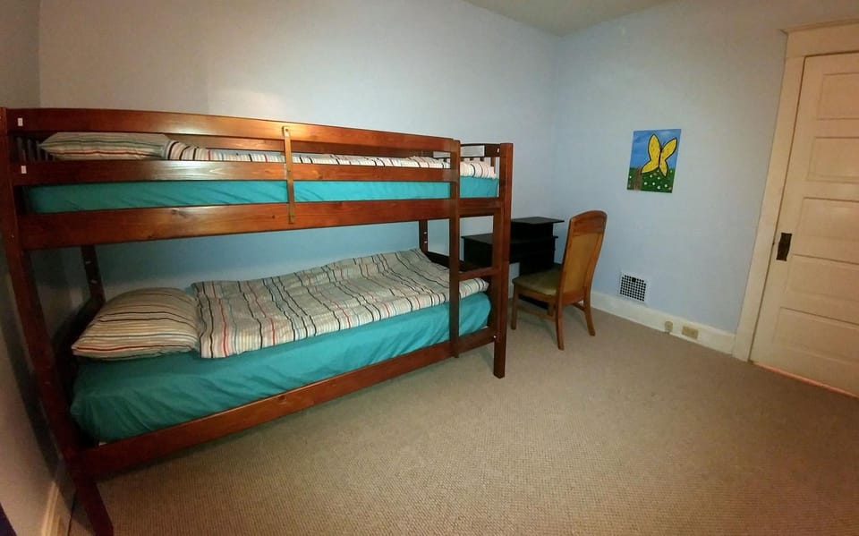 Bedroom, bunk bed