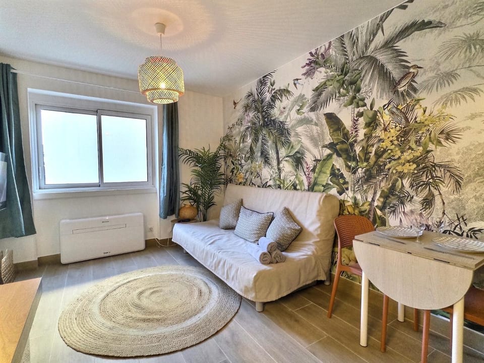 Bed, TV and multimedia, Living room, Photo of the whole room, Seating area, air conditioner