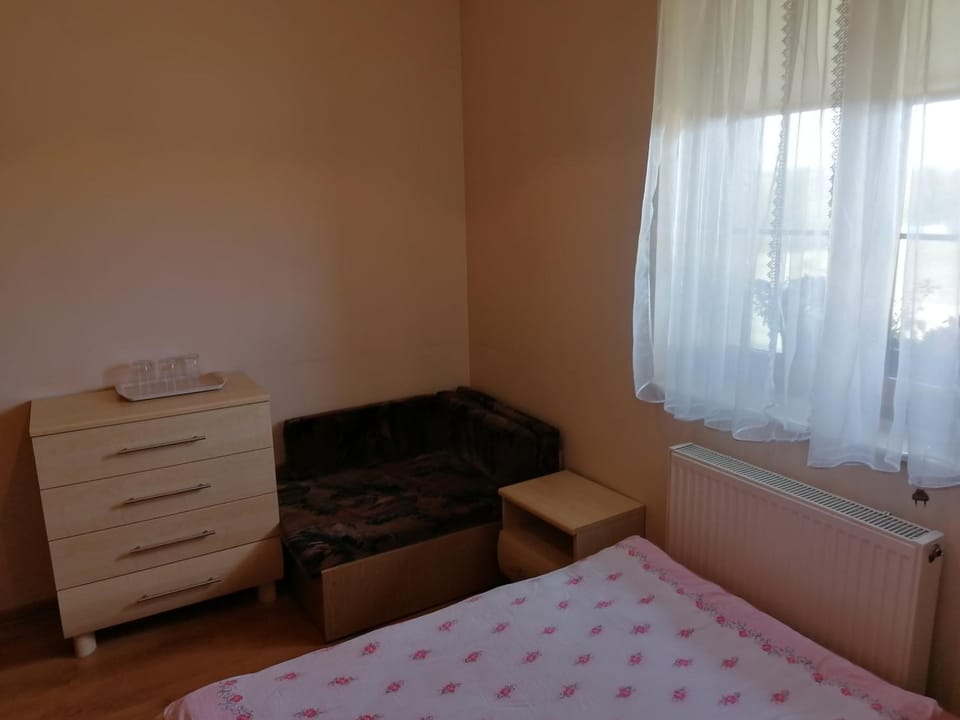 Bed, Photo of the whole room, Seating area, Bedroom