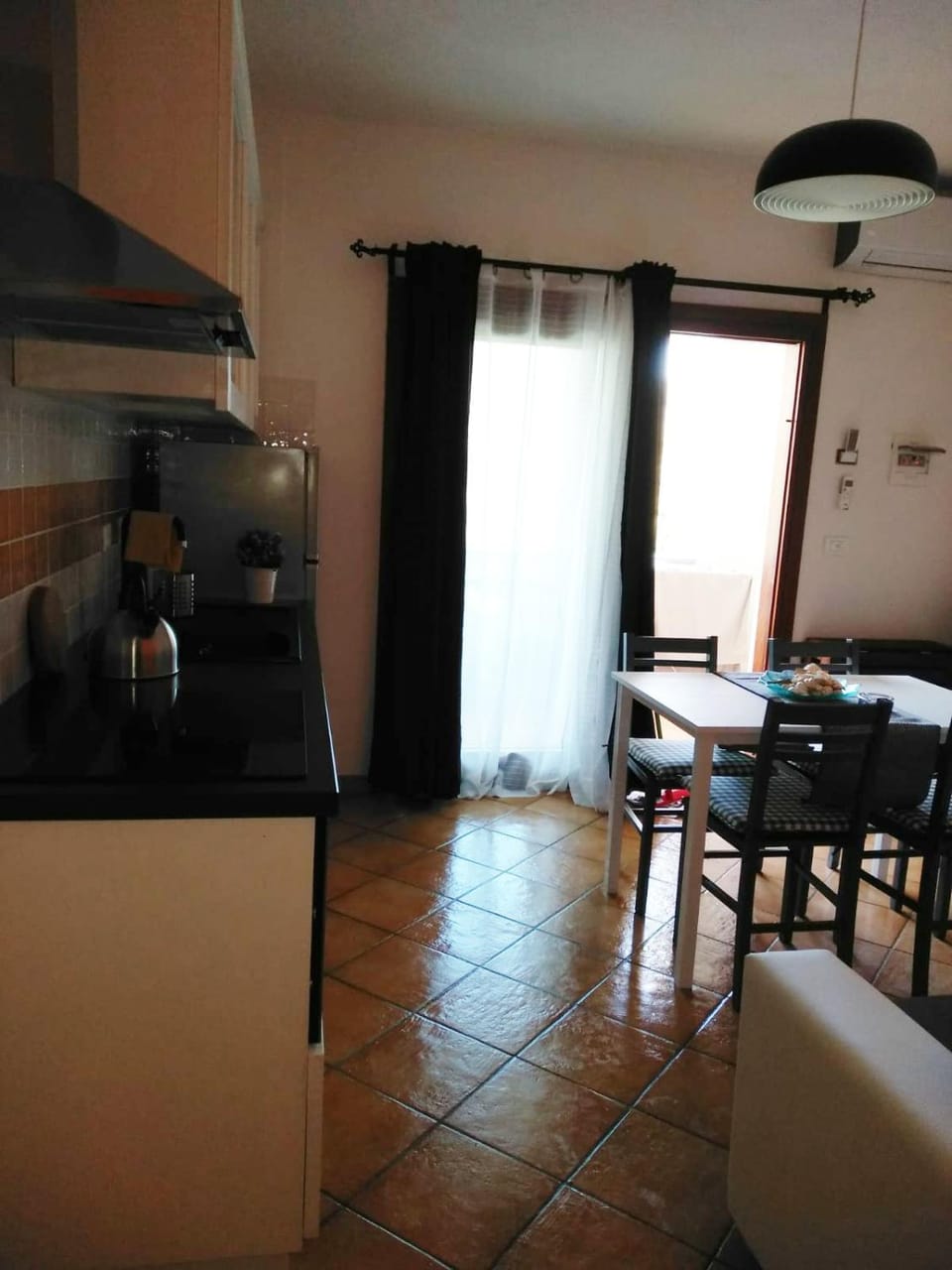 Kitchen or kitchenette, Dining area