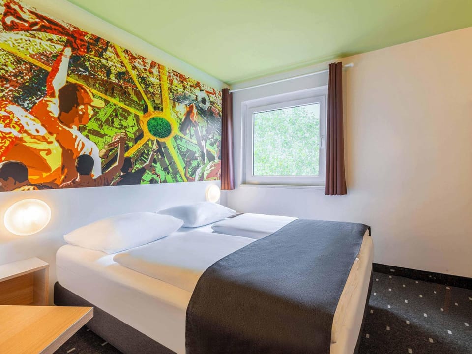 Bed, Photo of the whole room, Family