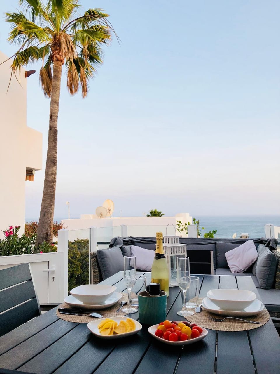Patio, Garden, Balcony/Terrace, Food and drinks, Decorative detail, Decorative detail, Dining area, Food, Sea view