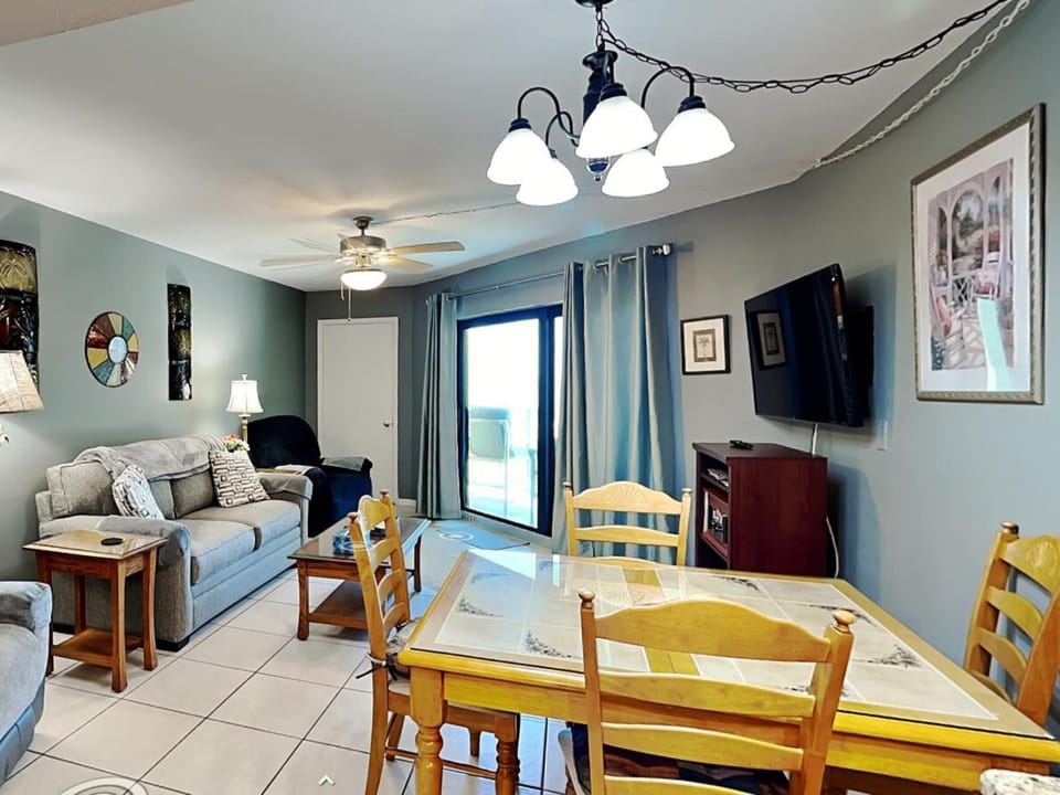 TV and multimedia, Living room, Seating area, Dining area, furniture