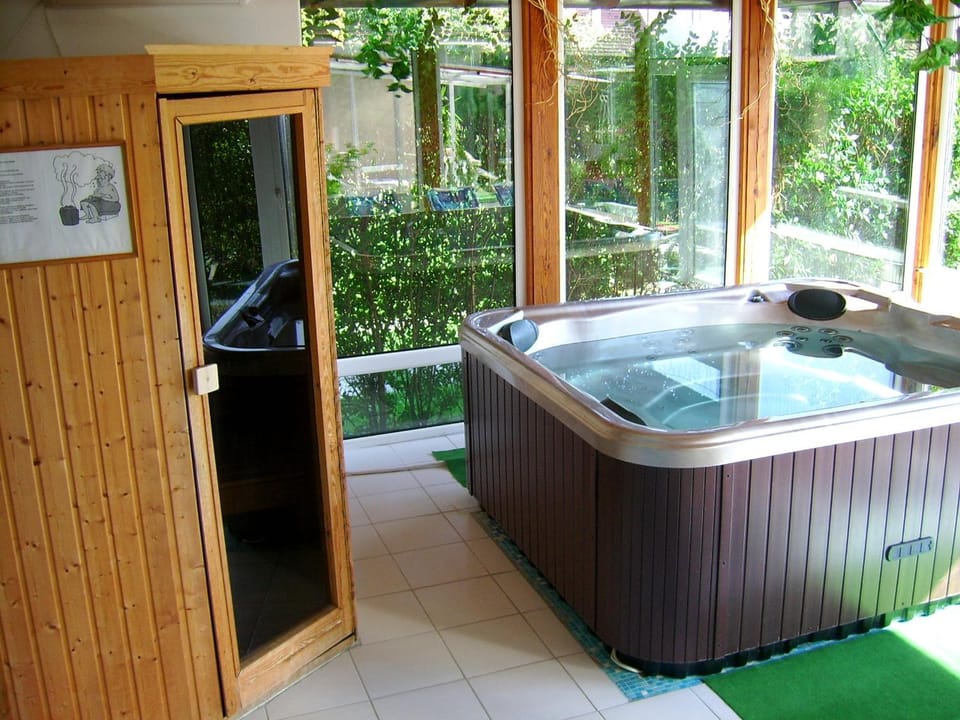 Hot Tub, Sauna