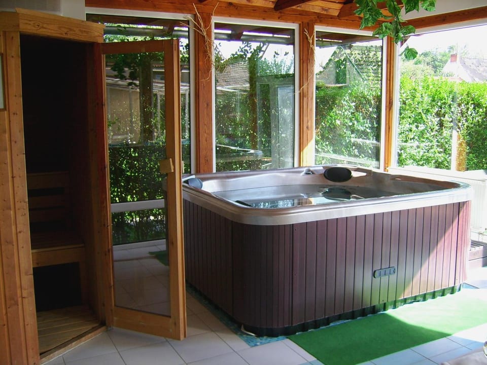 Hot Tub, Sauna