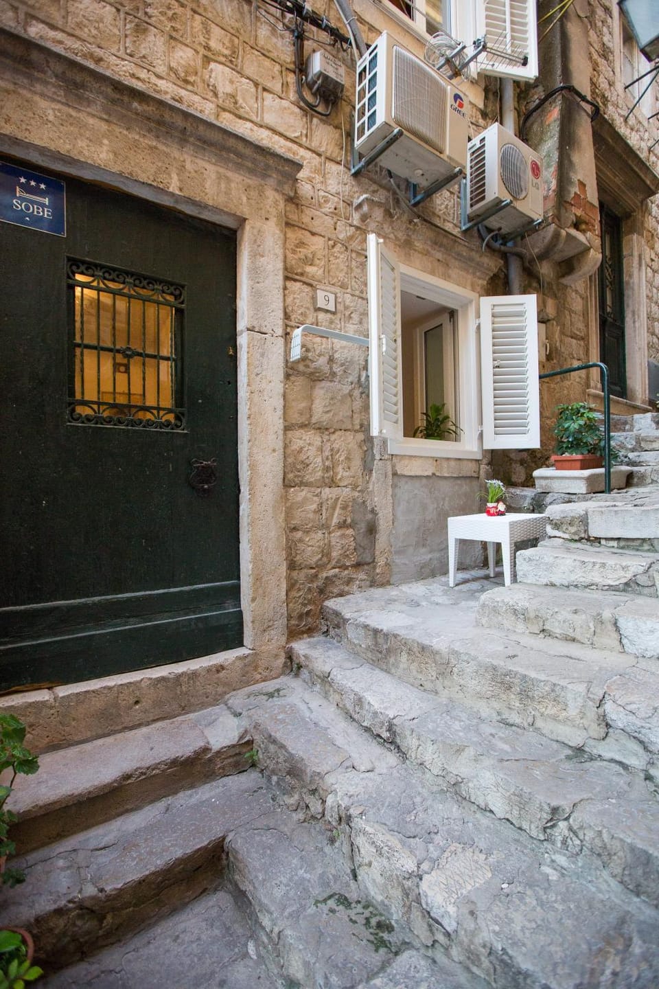 Facade/entrance, Location