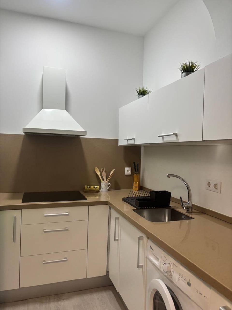 Kitchen or kitchenette, stove, washing machine