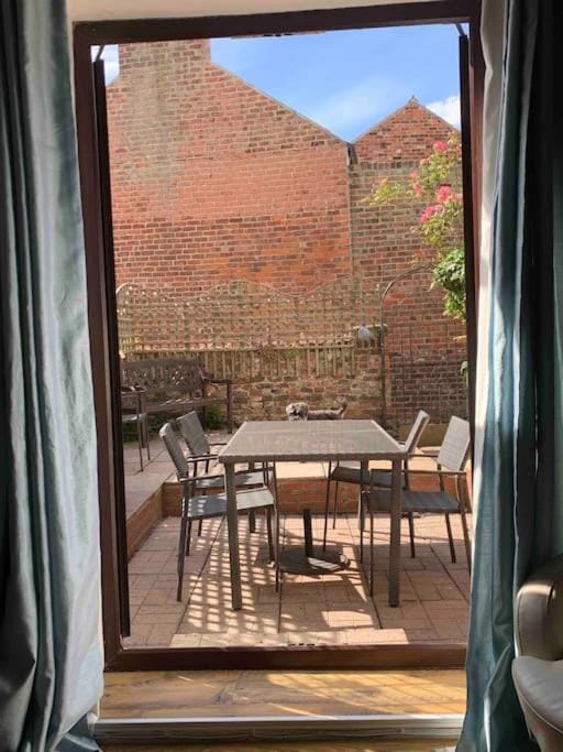 Award winning pet friendly paddock cottage House in England
