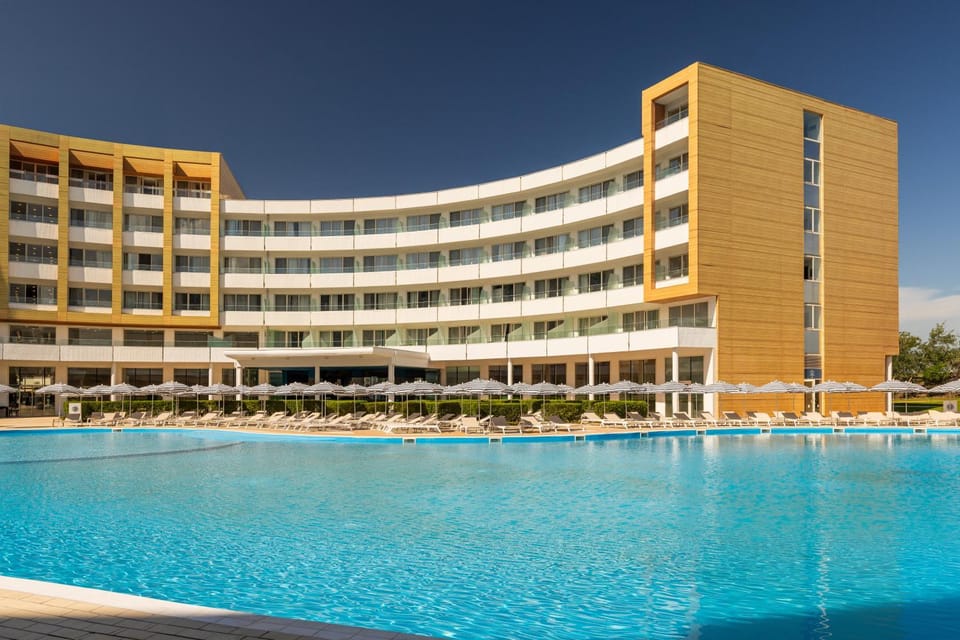 Property building, Day, Pool view, Swimming pool, sunbed