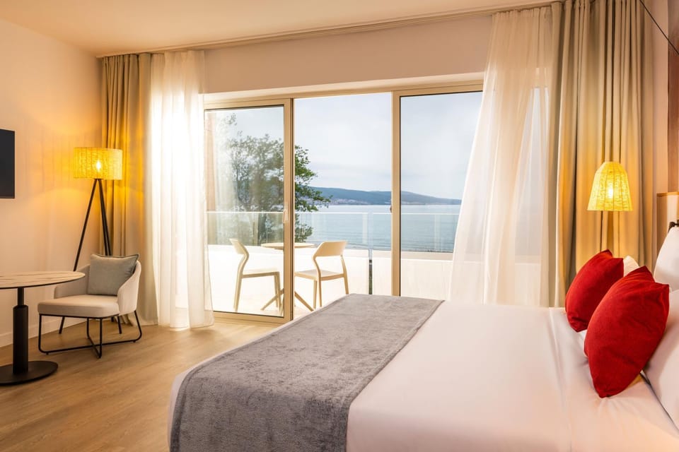 Natural landscape, TV and multimedia, Bedroom