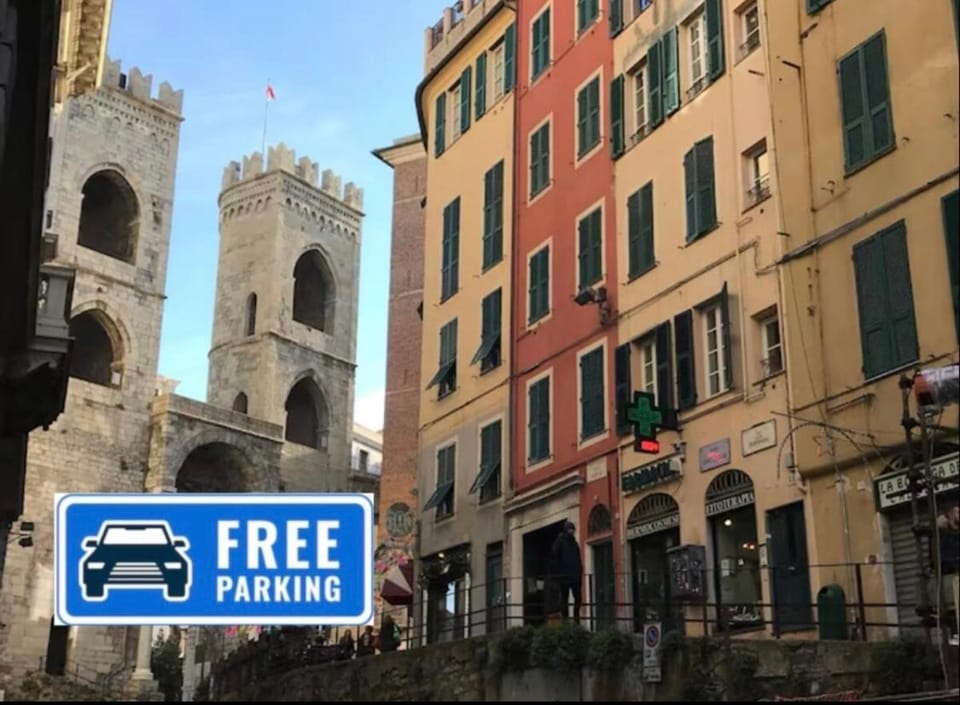 Lovely Old Town Apt with Free Private Parking Included! Apartment in Genoa