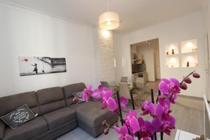 Lovely DownTown Top Location Apt with Free Private Parking Included! Apartment in Genoa