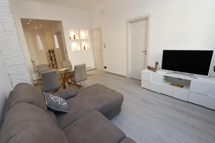 Lovely DownTown Top Location Apt with Free Private Parking Included! Apartment in Genoa