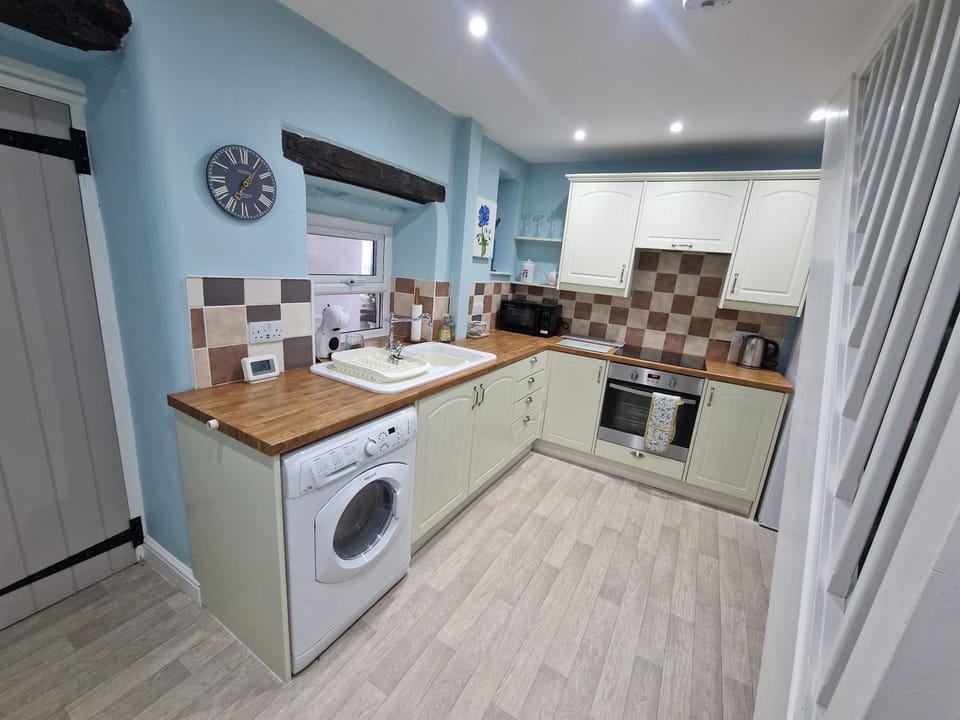 Kitchen or kitchenette, oven, toaster, washing machine