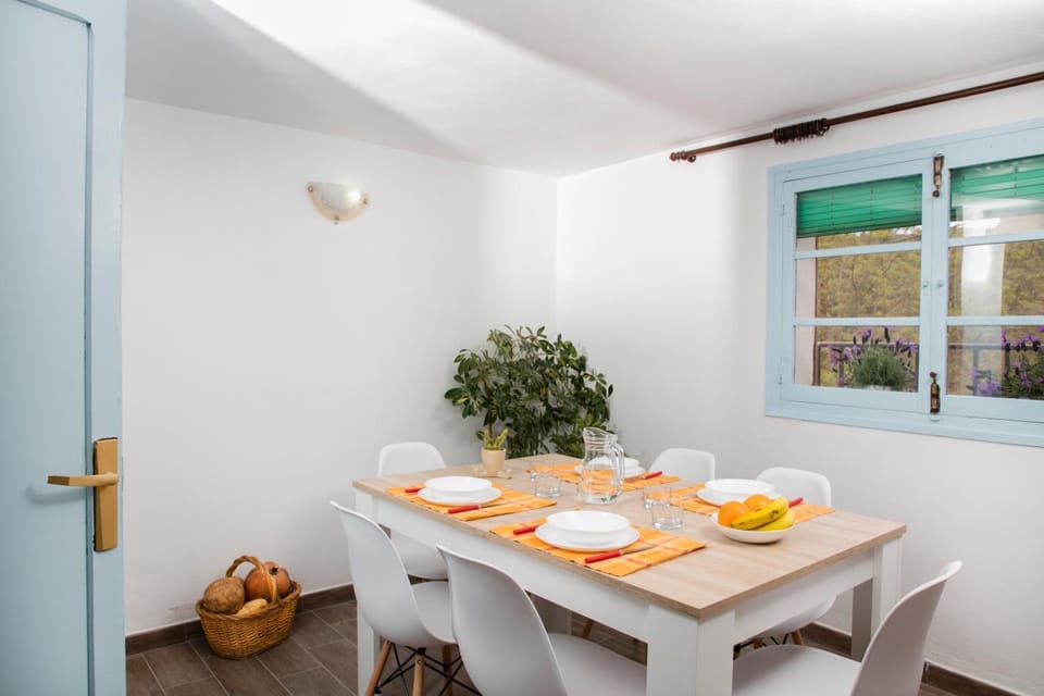 Living room, Photo of the whole room, Dining area, Garden view, Mountain view