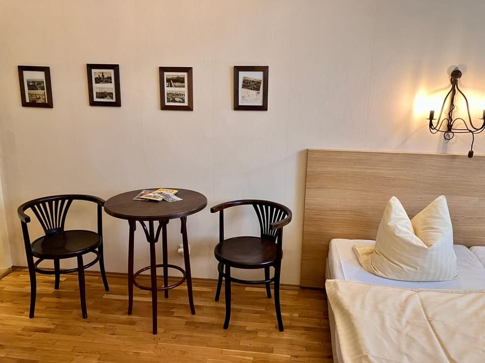 Bed, Seating area