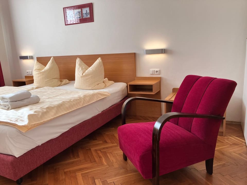 Bed, Seating area
