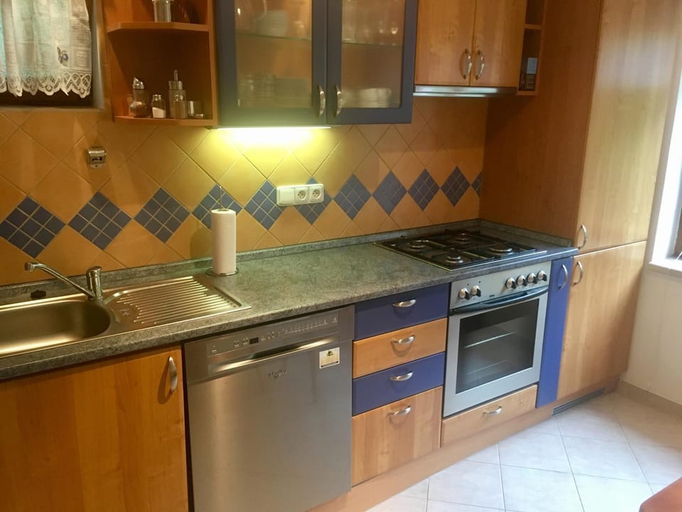 Kitchen or kitchenette, Seating area