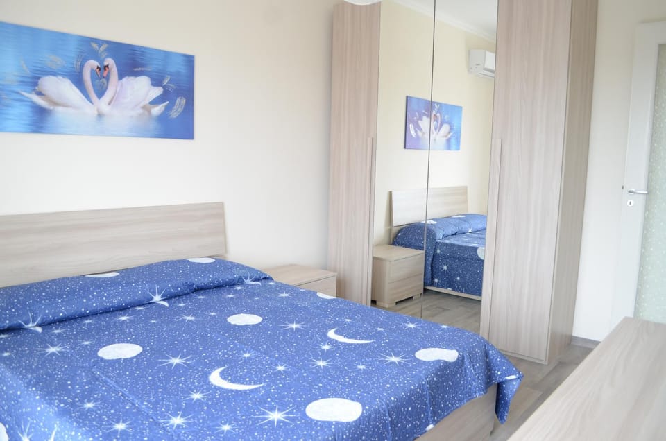 Photo of the whole room, Bedroom