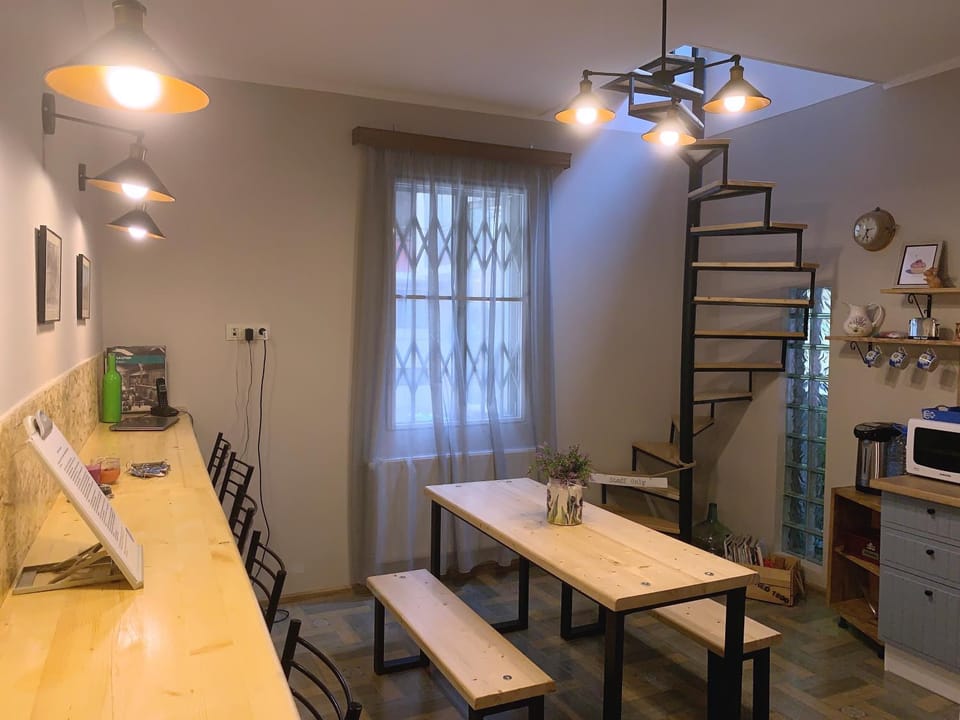 Kitchen or kitchenette, Dining area