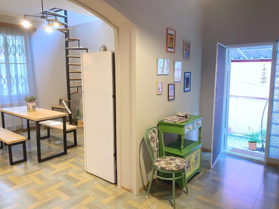 Kitchen or kitchenette, Seating area