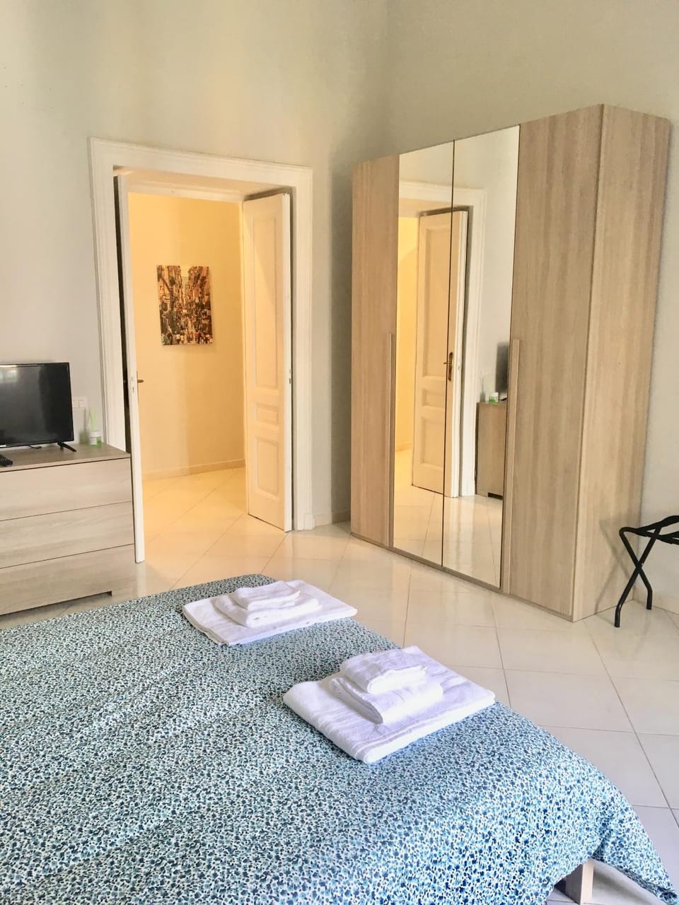 Bed, TV and multimedia, Photo of the whole room, Bedroom, towels, wardrobe