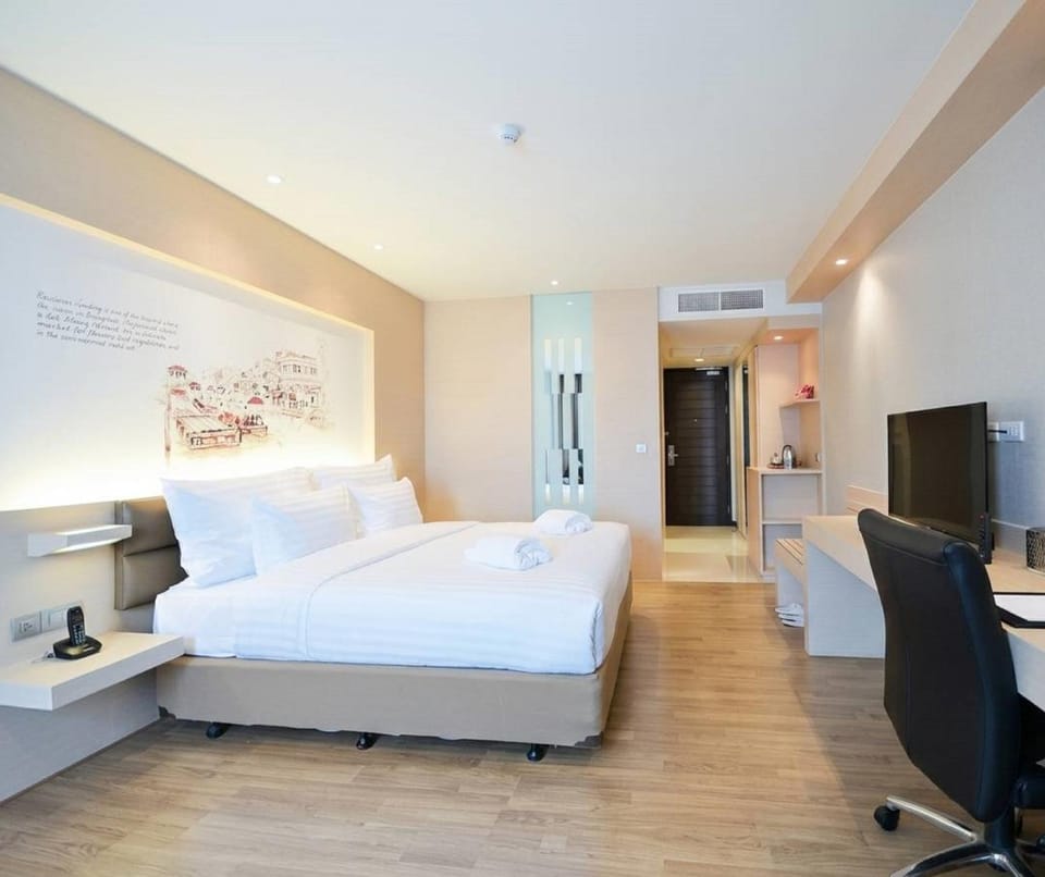 Bed, Photo of the whole room, Seating area, Bedroom